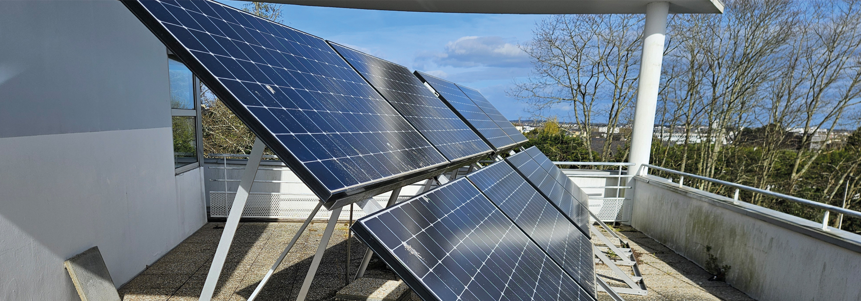 Panneaux solaires photovoltaïques installés sur le toit de l'IUT Lorient
