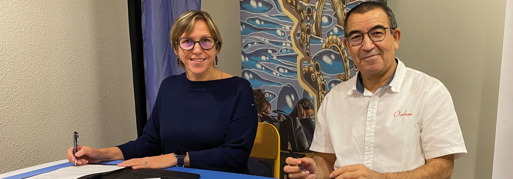 Signature de la convention de partenariat entre Audrey Soric, directrice de l'ENSCR et Tahar Loulou, directeur de l'IUT Lorient-Pontivy